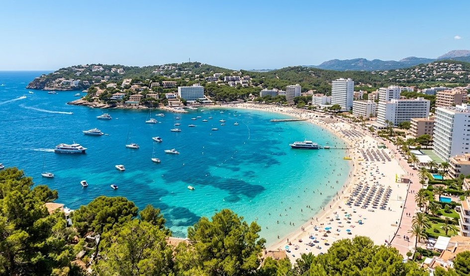 Paisaje de la costa, hoteles y playas de Calvià, Mallorca